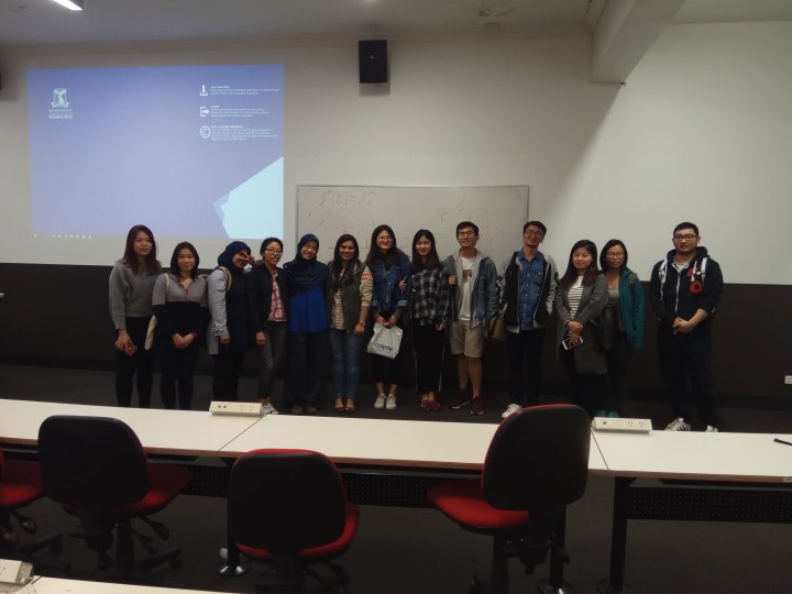 berfoto bersama mahasiswa setelah salah satu sesi tutorial