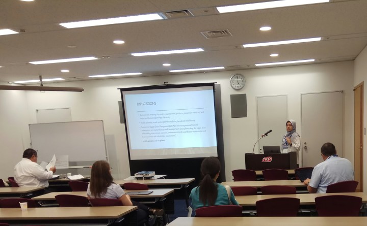 presentasi di konferensi